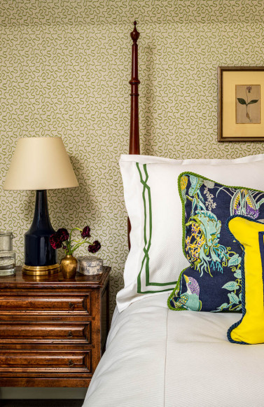 bedroom-design-wallpaper-bright-yellow-accent-pillow