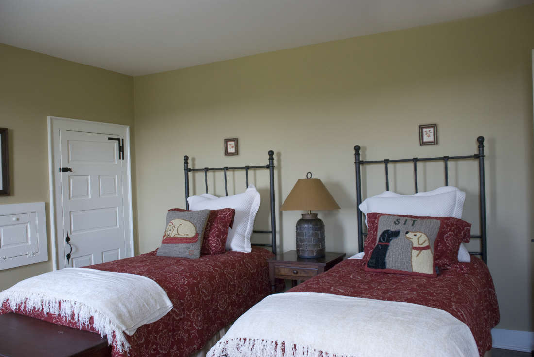 twin-beds-farmhouse
