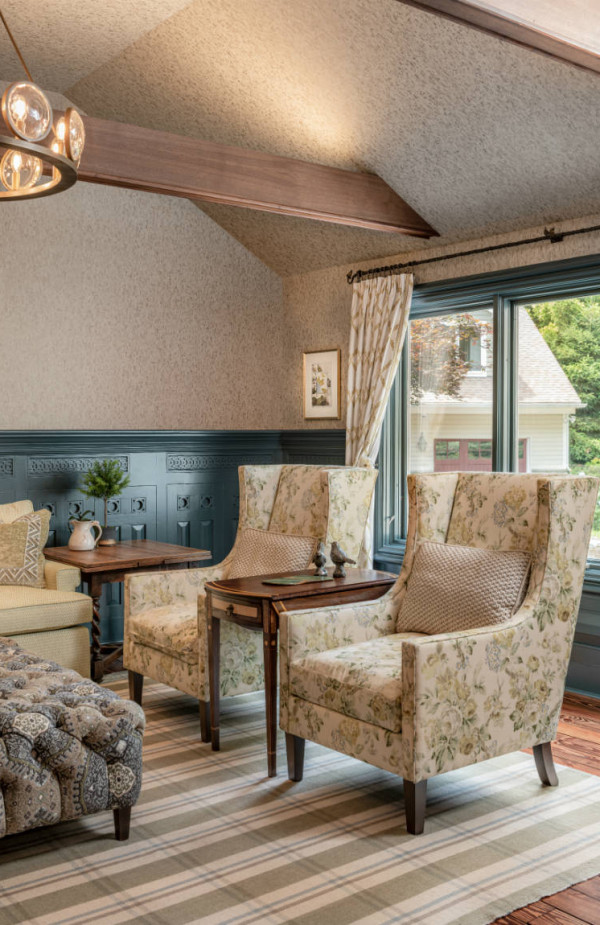 two-chairs-seating-area-pa