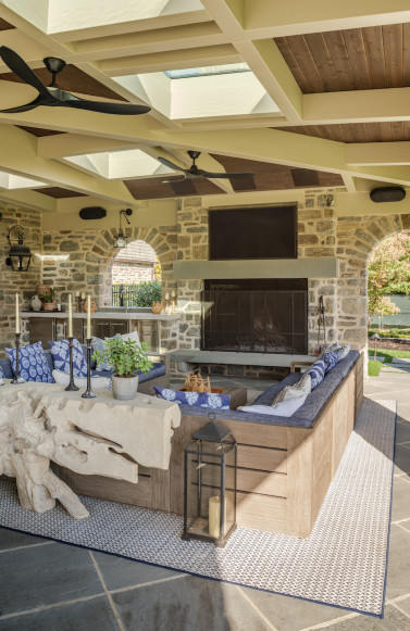 outdoor-patio-design-fireplace-tv-sofa