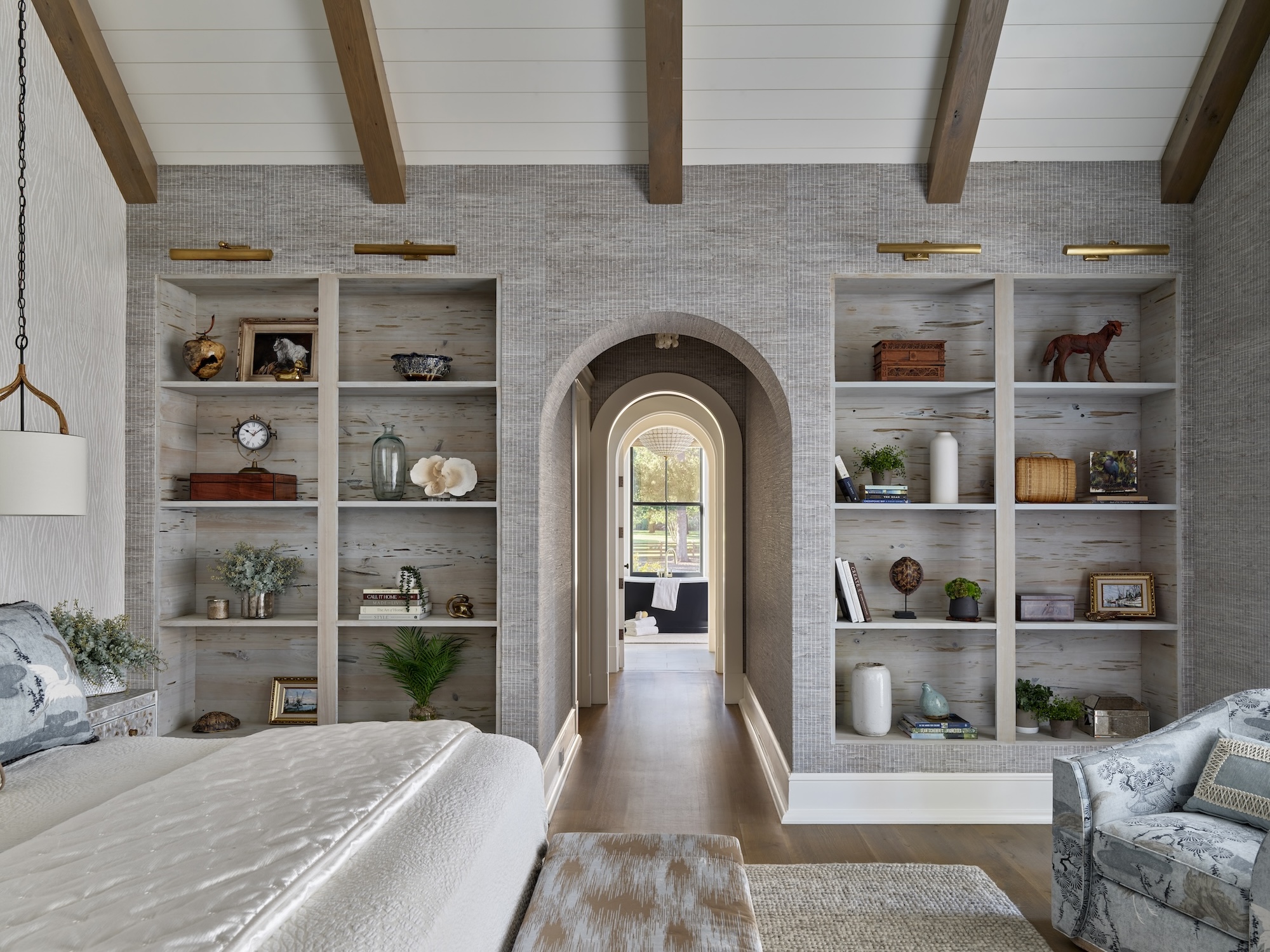 bedroom-design-with-built-in-shelves-and-arched-doorway