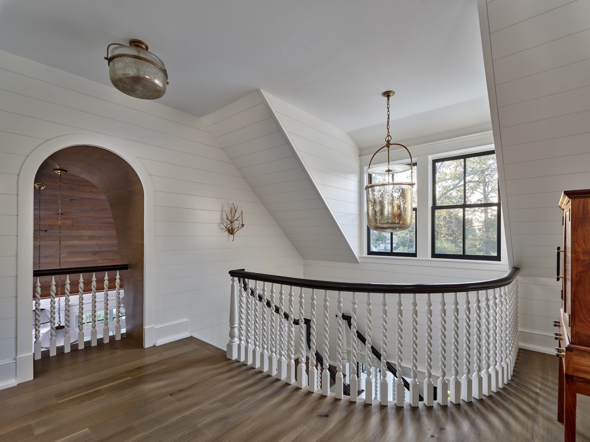 curved-railing-landing-staircase