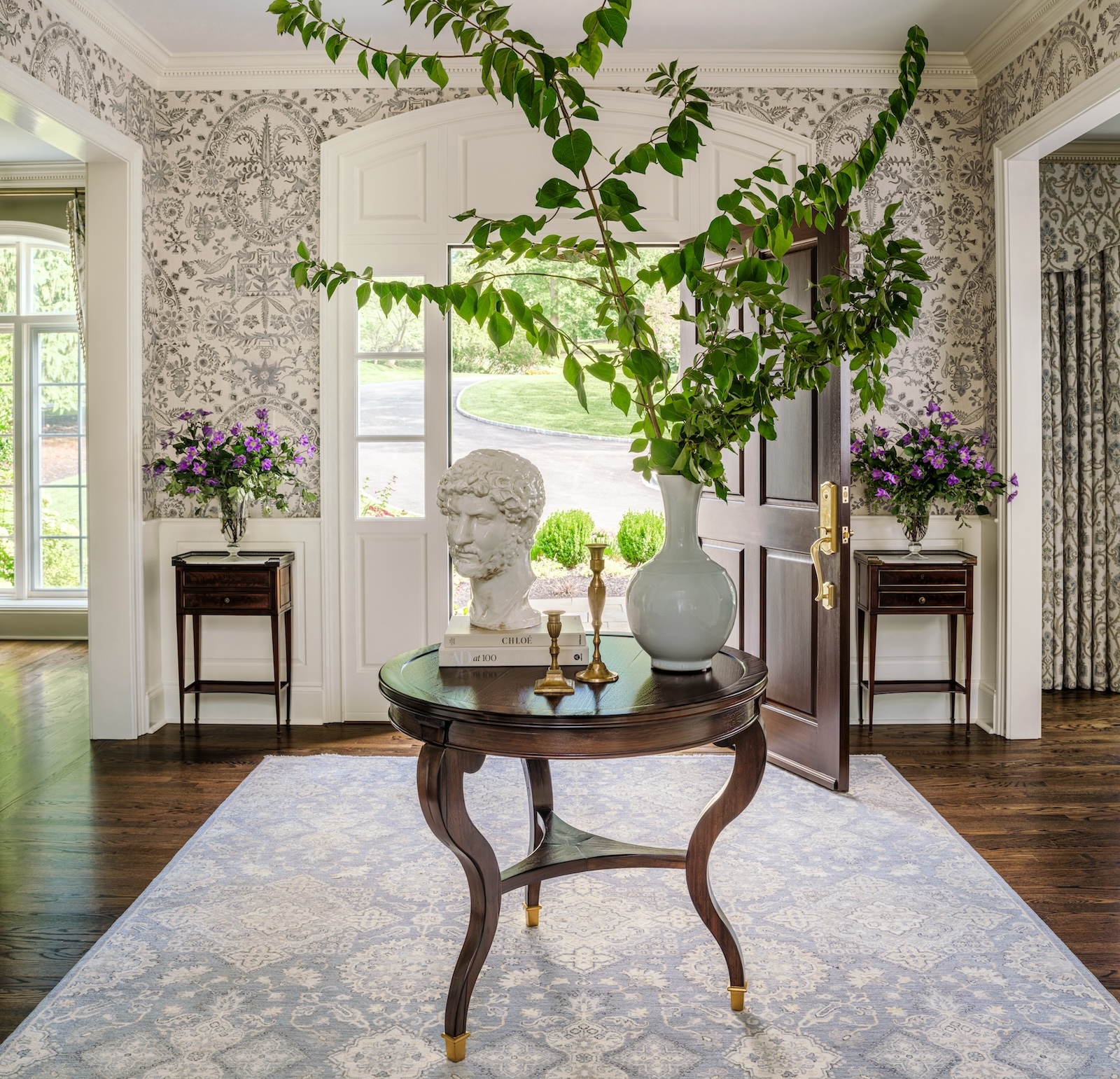 entryway-table-vase-and-bust-statue